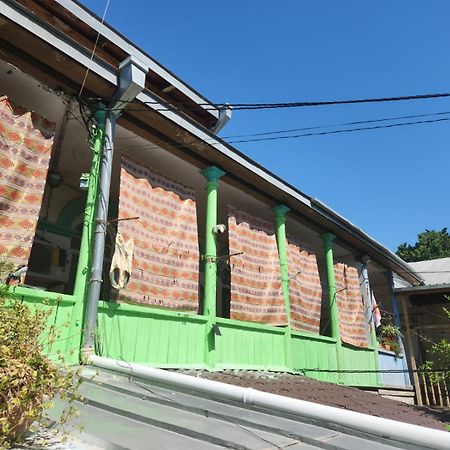 Green Stairs Guest House ティビリシ エクステリア 写真