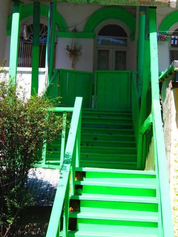 Green Stairs Guest House ティビリシ エクステリア 写真