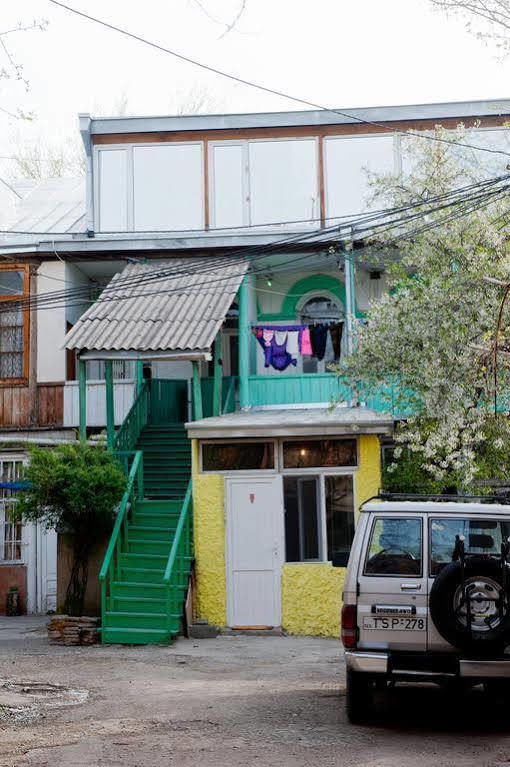 Green Stairs Guest House ティビリシ エクステリア 写真